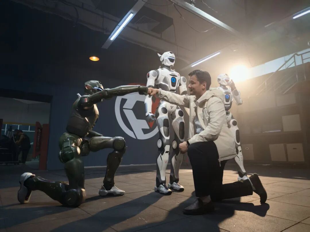 众擎T800人形机器人发布：18万元起，行业首搭固态动力电池__众擎T800人形机器人发布：18万元起，行业首搭固态动力电池