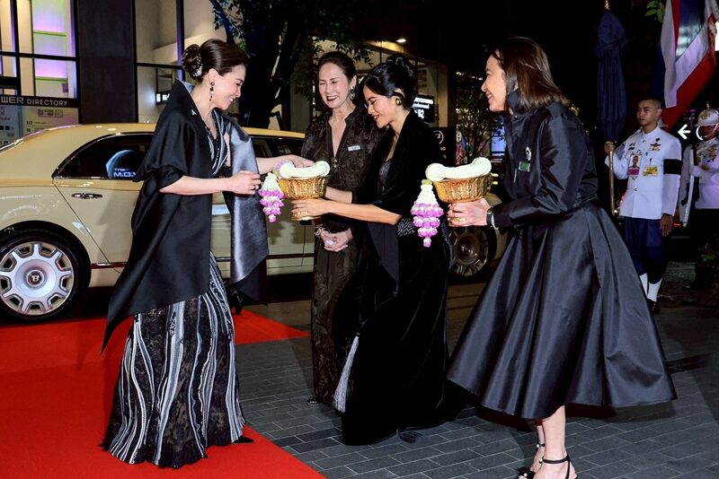 _苏提达王后和御用设计师同框看秀！穿蕾丝低胸裙真美，越看越惊艳_苏提达王后和御用设计师同框看秀！穿蕾丝低胸裙真美，越看越惊艳