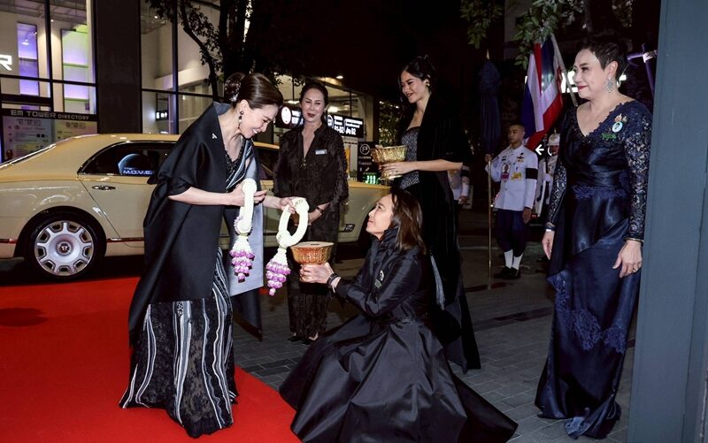 苏提达王后和御用设计师同框看秀！穿蕾丝低胸裙真美，越看越惊艳_苏提达王后和御用设计师同框看秀！穿蕾丝低胸裙真美，越看越惊艳_