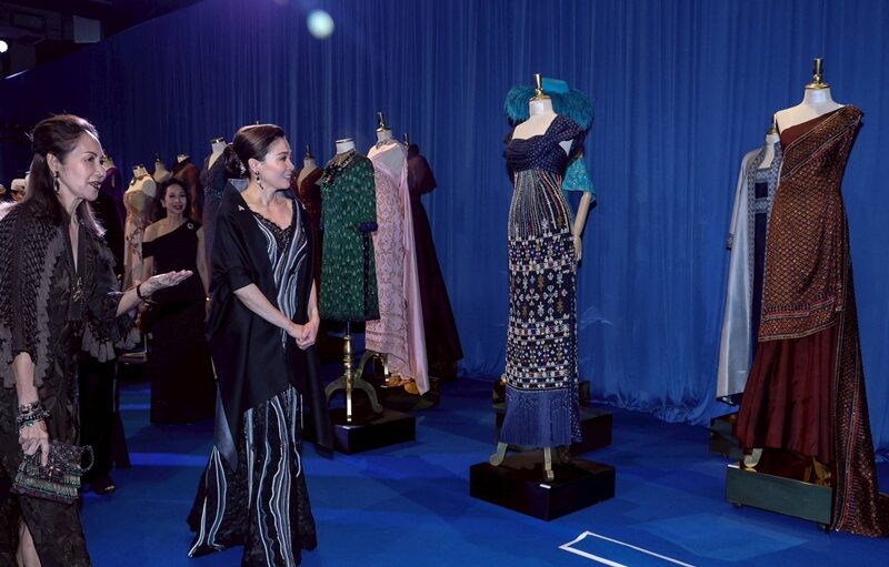 _苏提达王后和御用设计师同框看秀！穿蕾丝低胸裙真美，越看越惊艳_苏提达王后和御用设计师同框看秀！穿蕾丝低胸裙真美，越看越惊艳