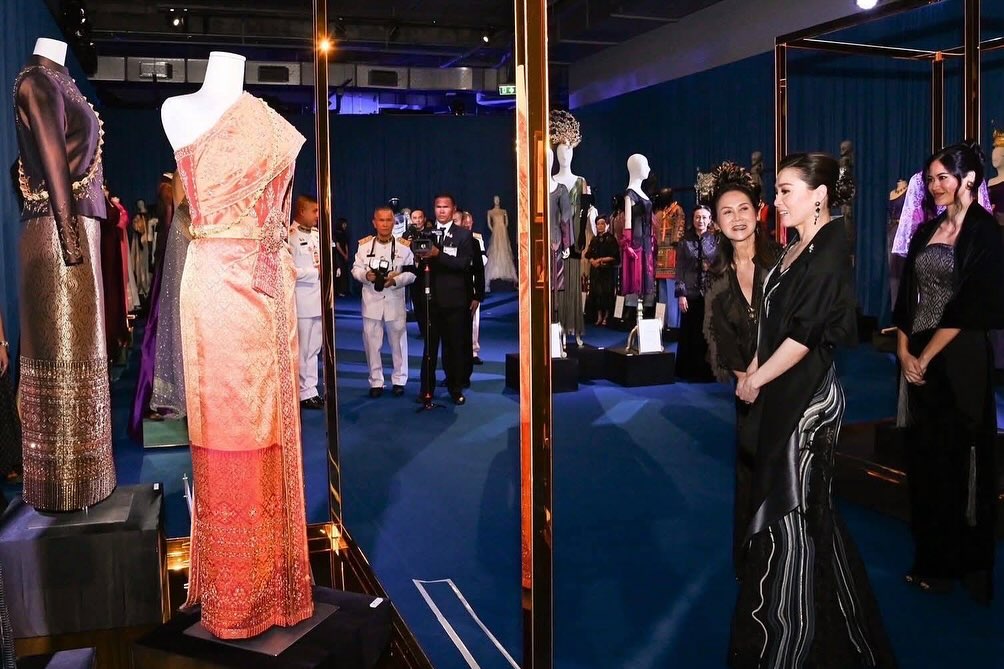 苏提达王后和御用设计师同框看秀！穿蕾丝低胸裙真美，越看越惊艳_苏提达王后和御用设计师同框看秀！穿蕾丝低胸裙真美，越看越惊艳_