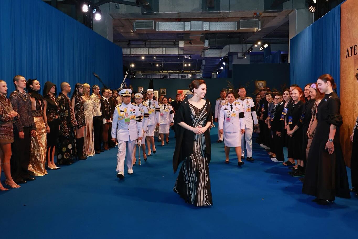 苏提达王后和御用设计师同框看秀！穿蕾丝低胸裙真美，越看越惊艳_苏提达王后和御用设计师同框看秀！穿蕾丝低胸裙真美，越看越惊艳_