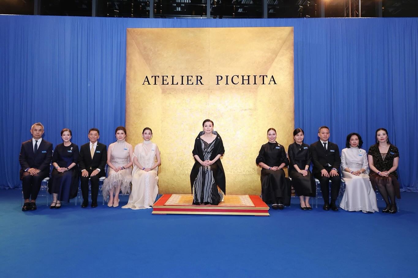 苏提达王后和御用设计师同框看秀！穿蕾丝低胸裙真美，越看越惊艳__苏提达王后和御用设计师同框看秀！穿蕾丝低胸裙真美，越看越惊艳