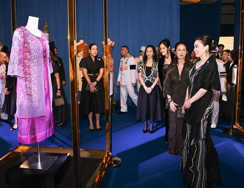 苏提达王后和御用设计师同框看秀！穿蕾丝低胸裙真美，越看越惊艳_苏提达王后和御用设计师同框看秀！穿蕾丝低胸裙真美，越看越惊艳_