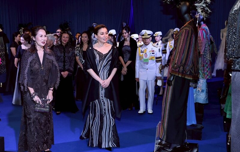 苏提达王后和御用设计师同框看秀！穿蕾丝低胸裙真美，越看越惊艳_苏提达王后和御用设计师同框看秀！穿蕾丝低胸裙真美，越看越惊艳_