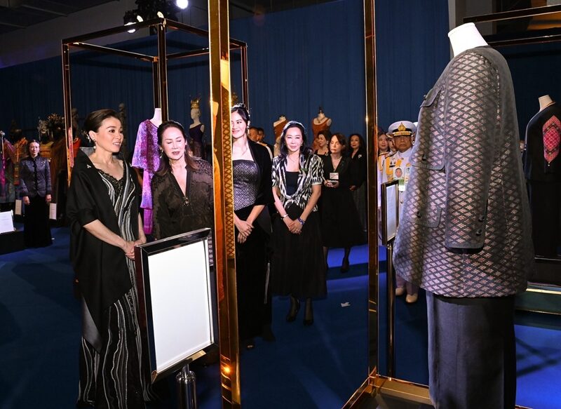 苏提达王后和御用设计师同框看秀！穿蕾丝低胸裙真美，越看越惊艳_苏提达王后和御用设计师同框看秀！穿蕾丝低胸裙真美，越看越惊艳_