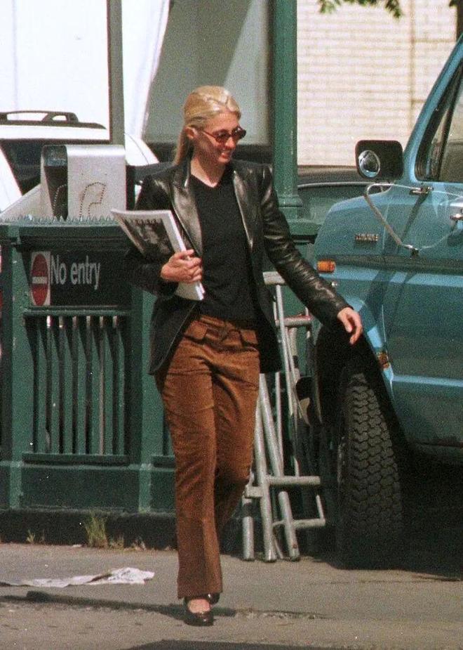 _灰棕色裤子_灰色裤子配棕色上衣好看吗