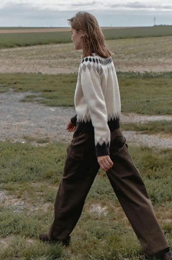 灰棕色裤子_灰色裤子配棕色上衣好看吗_