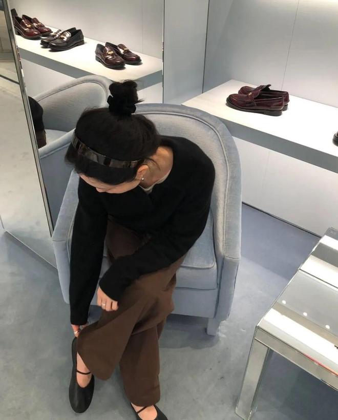 灰色裤子配棕色上衣好看吗__灰棕色裤子