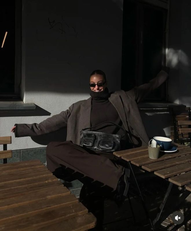 灰棕色裤子__灰色裤子配棕色上衣好看吗