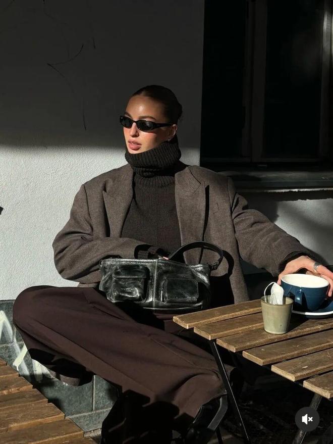 灰色裤子配棕色上衣好看吗__灰棕色裤子