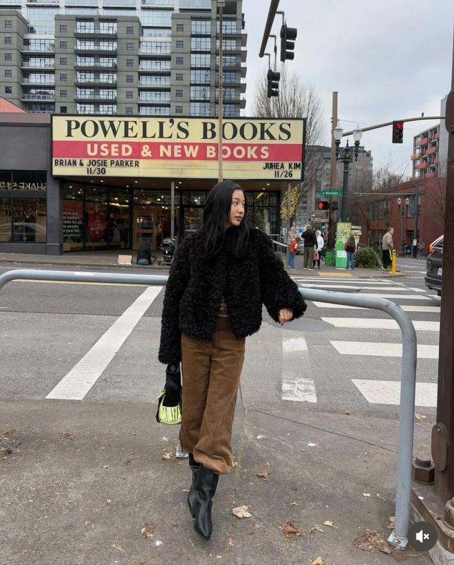 灰色裤子配棕色上衣好看吗__灰棕色裤子