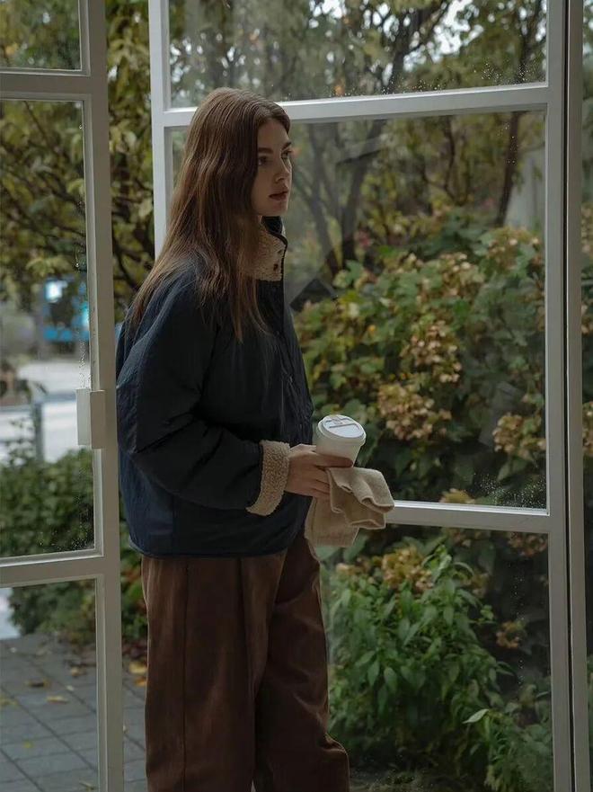 _灰色裤子配棕色上衣好看吗_灰棕色裤子