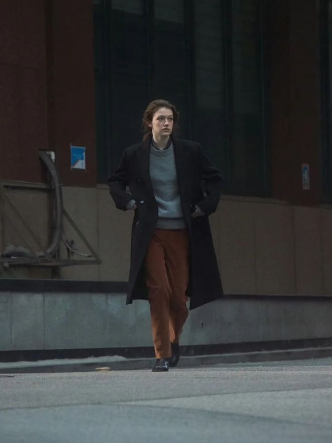 灰棕色裤子_灰色裤子配棕色上衣好看吗_