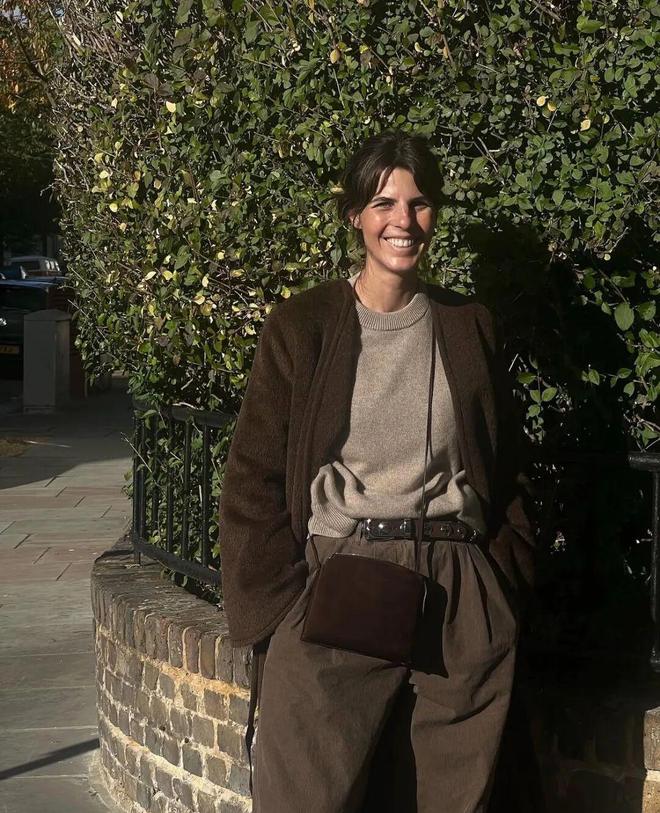 _灰色裤子配棕色上衣好看吗_灰棕色裤子