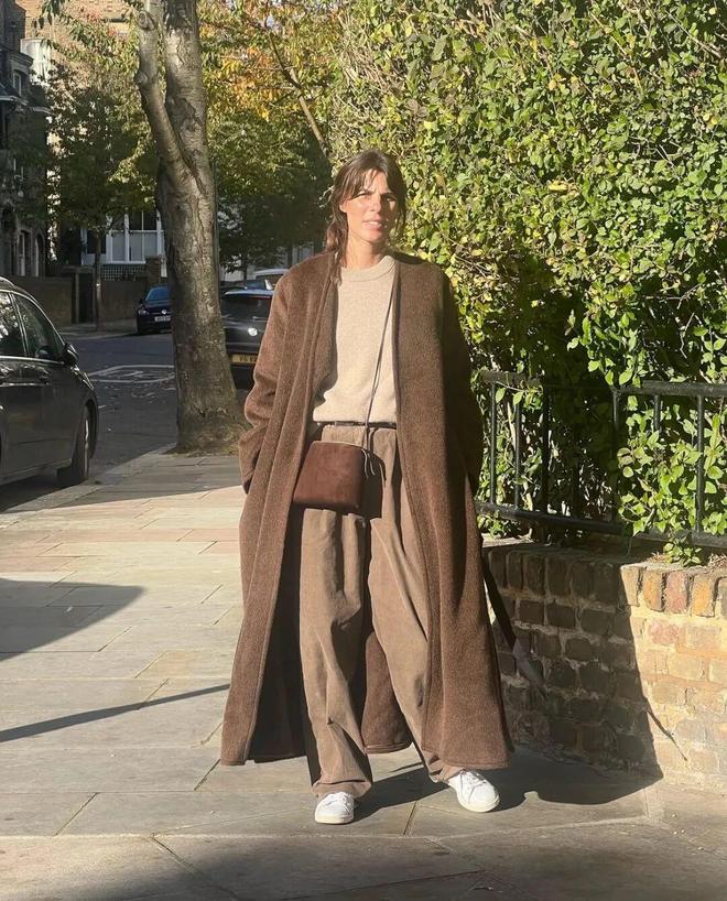 灰棕色裤子_灰色裤子配棕色上衣好看吗_