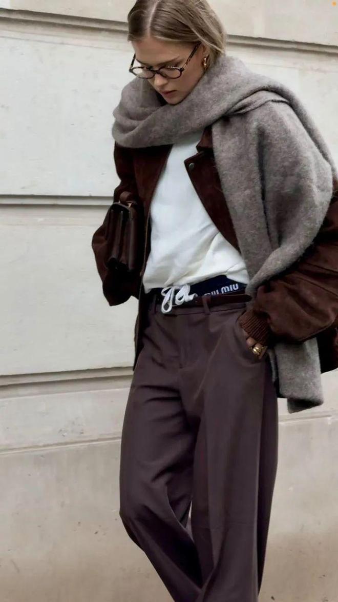 灰色裤子配棕色上衣好看吗__灰棕色裤子