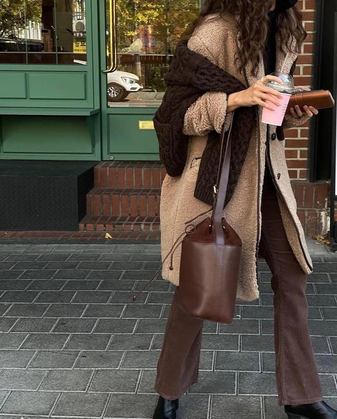 灰色裤子配棕色上衣好看吗_灰棕色裤子_