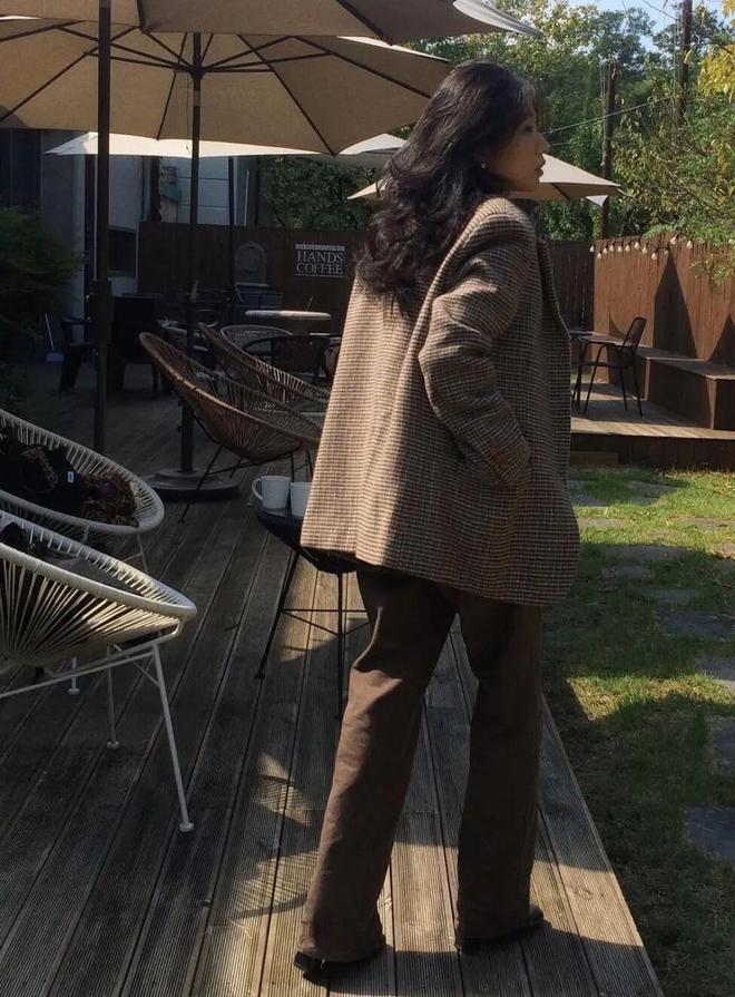 灰棕色裤子__灰色裤子配棕色上衣好看吗