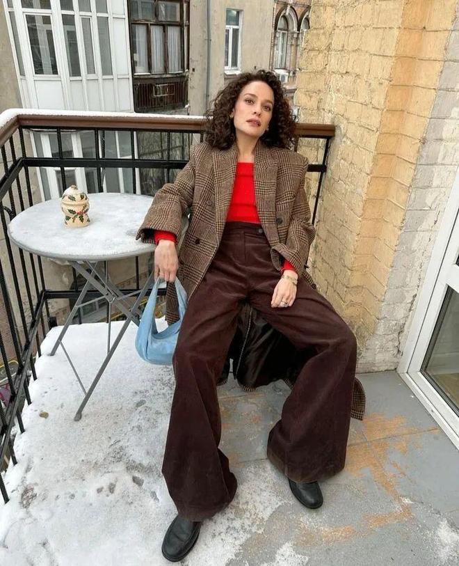 灰棕色裤子_灰色裤子配棕色上衣好看吗_