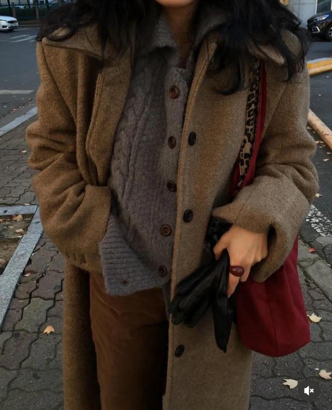 灰棕色裤子__灰色裤子配棕色上衣好看吗