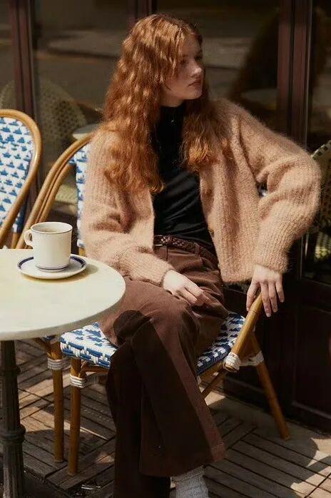 _灰色裤子配棕色上衣好看吗_灰棕色裤子