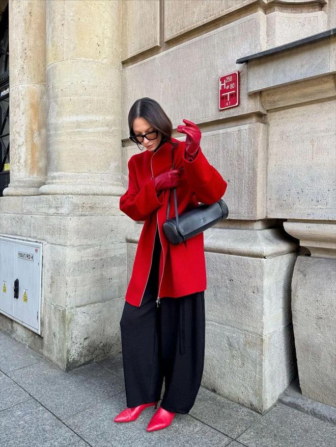 穿红色配什么颜色好看_2020年流行红色衣服吗_