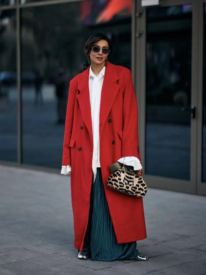 _2020年流行红色衣服吗_穿红色配什么颜色好看