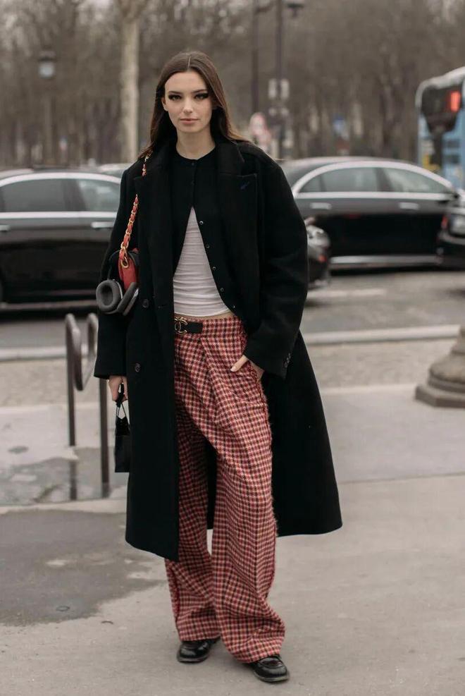 穿红色配什么颜色好看_2020年流行红色衣服吗_