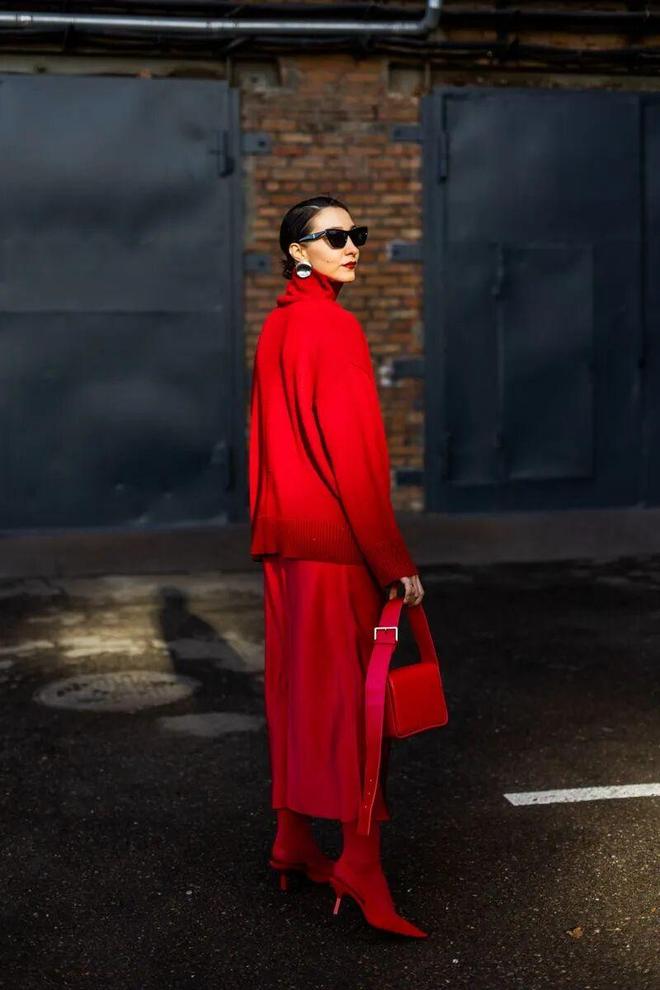 穿红色配什么颜色好看_2020年流行红色衣服吗_