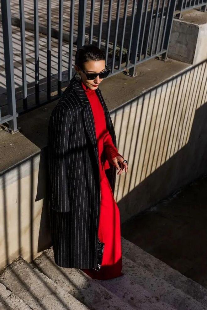 2020年流行红色衣服吗_穿红色配什么颜色好看_