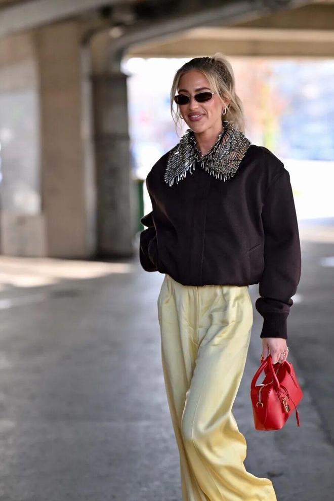 _2020年流行红色衣服吗_穿红色配什么颜色好看