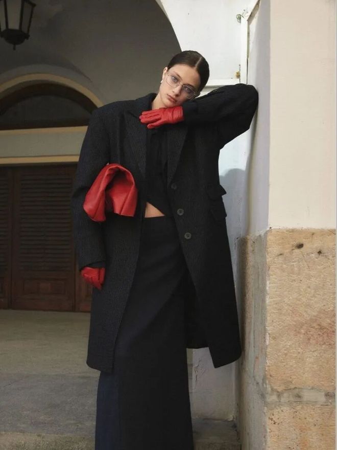 2020年流行红色衣服吗__穿红色配什么颜色好看