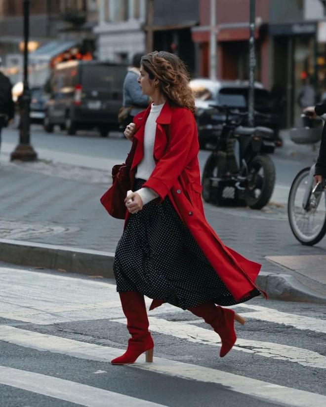 _2020年流行红色衣服吗_穿红色配什么颜色好看