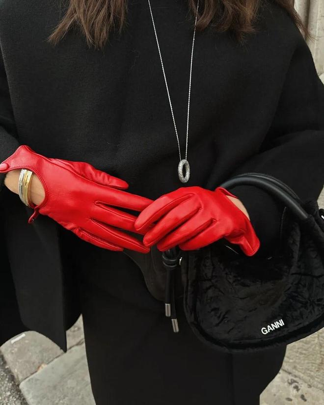 2020年流行红色衣服吗_穿红色配什么颜色好看_