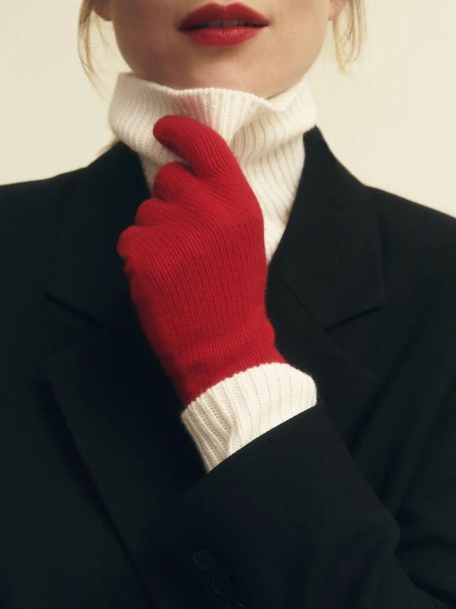 _2020年流行红色衣服吗_穿红色配什么颜色好看