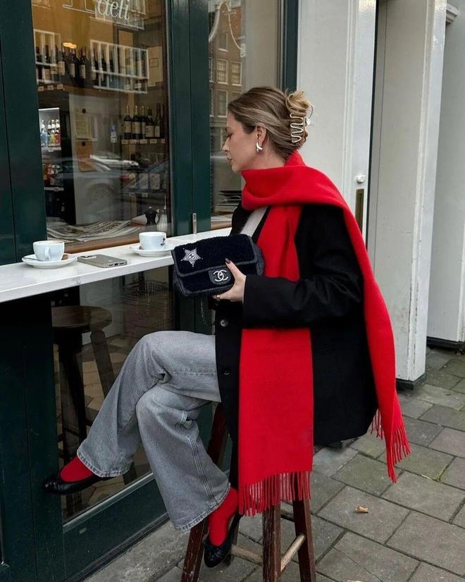 2020年流行红色衣服吗__穿红色配什么颜色好看