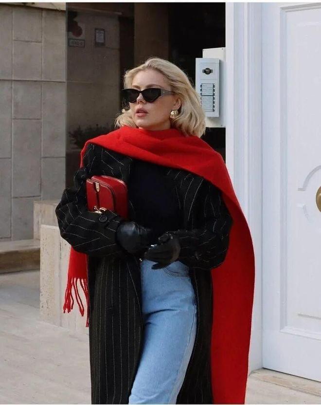 穿红色配什么颜色好看__2020年流行红色衣服吗