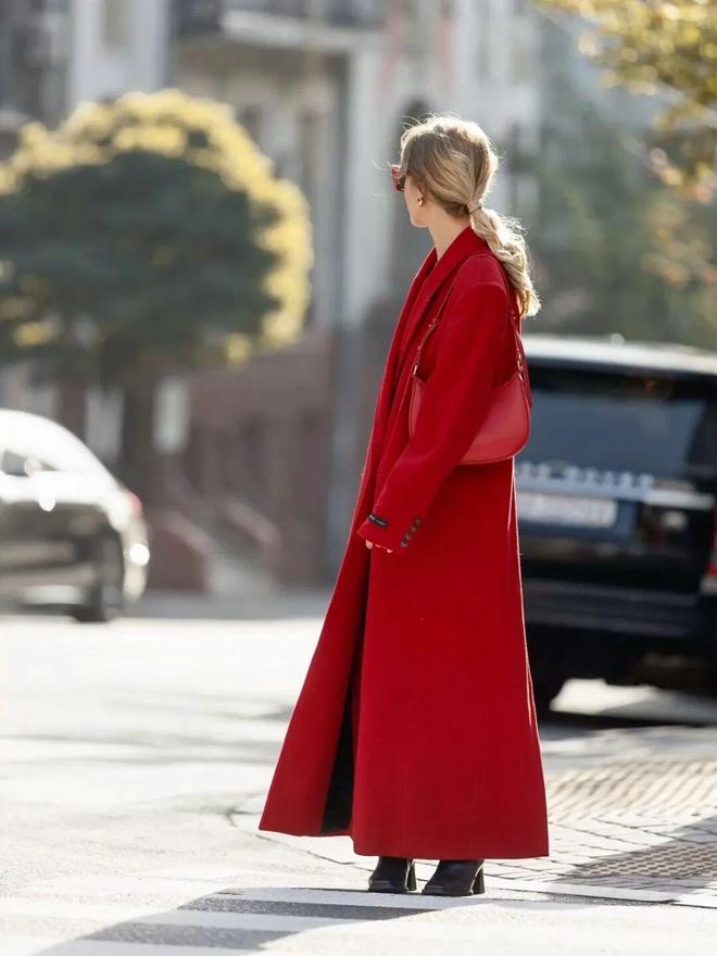 _2020年流行红色衣服吗_穿红色配什么颜色好看