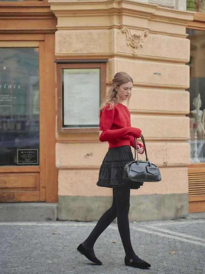 穿红色配什么颜色好看__2020年流行红色衣服吗