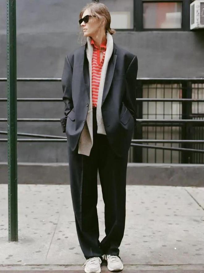 穿红色配什么颜色好看_2020年流行红色衣服吗_