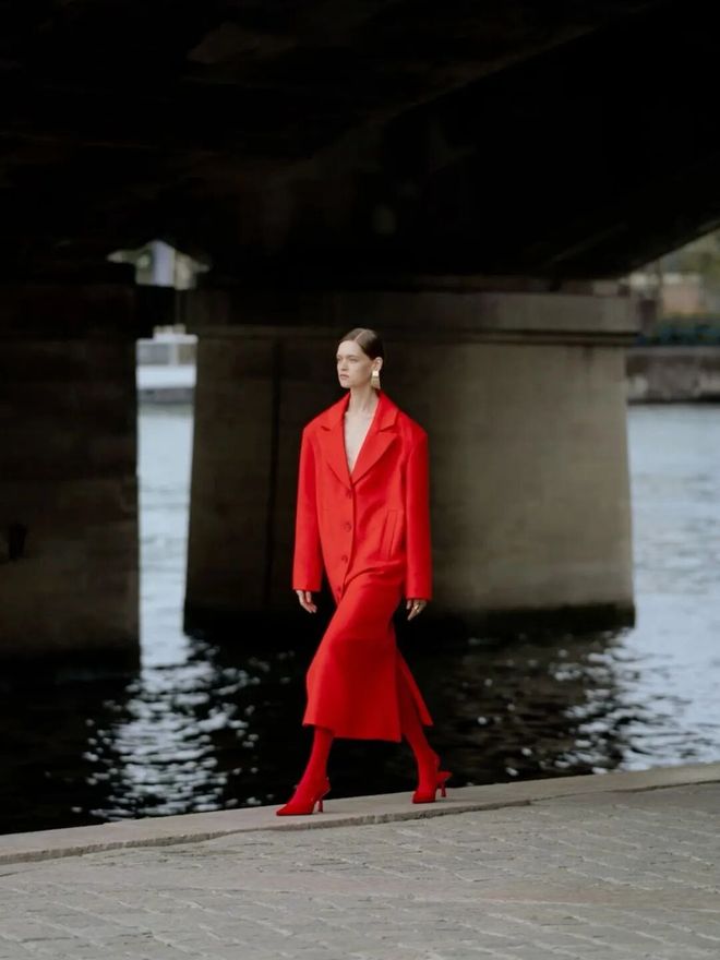 2020年流行红色衣服吗_穿红色配什么颜色好看_