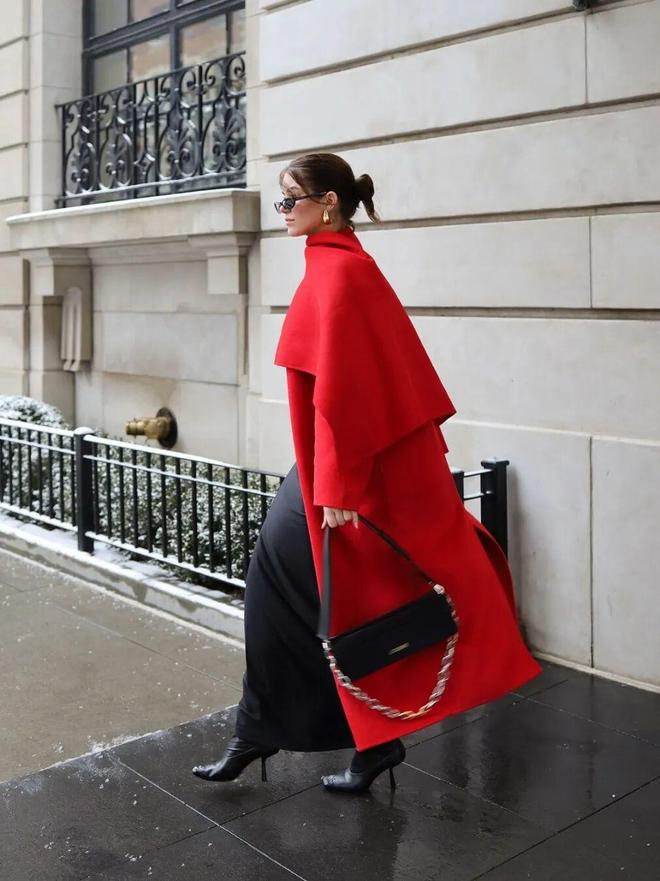 穿红色配什么颜色好看__2020年流行红色衣服吗