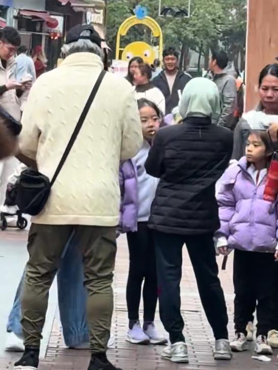 郭晶晶全家游南沙，8岁霍中妍戴眼镜像朱玲玲，5岁霍中怡像妈妈_郭晶晶全家游南沙，8岁霍中妍戴眼镜像朱玲玲，5岁霍中怡像妈妈_