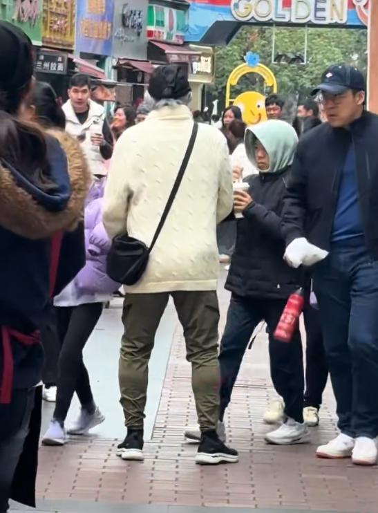 _郭晶晶全家游南沙，8岁霍中妍戴眼镜像朱玲玲，5岁霍中怡像妈妈_郭晶晶全家游南沙，8岁霍中妍戴眼镜像朱玲玲，5岁霍中怡像妈妈