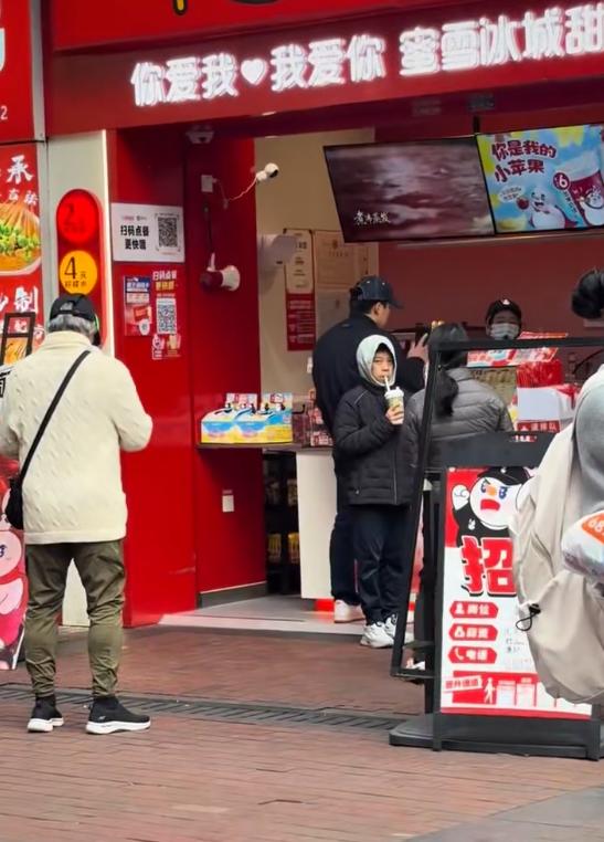 郭晶晶全家游南沙，8岁霍中妍戴眼镜像朱玲玲，5岁霍中怡像妈妈_郭晶晶全家游南沙，8岁霍中妍戴眼镜像朱玲玲，5岁霍中怡像妈妈_