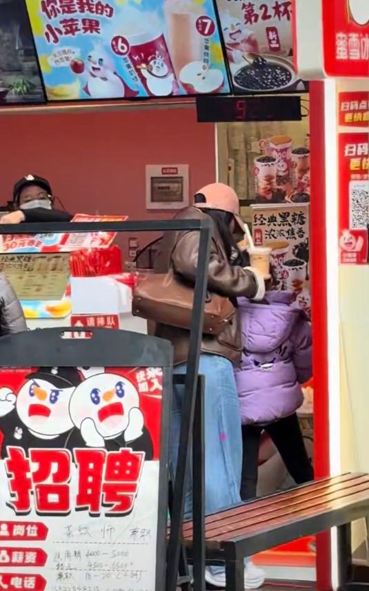 郭晶晶全家游南沙，8岁霍中妍戴眼镜像朱玲玲，5岁霍中怡像妈妈__郭晶晶全家游南沙，8岁霍中妍戴眼镜像朱玲玲，5岁霍中怡像妈妈