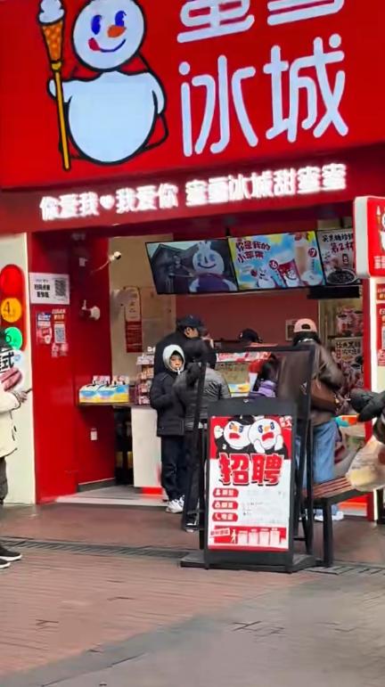 _郭晶晶全家游南沙，8岁霍中妍戴眼镜像朱玲玲，5岁霍中怡像妈妈_郭晶晶全家游南沙，8岁霍中妍戴眼镜像朱玲玲，5岁霍中怡像妈妈