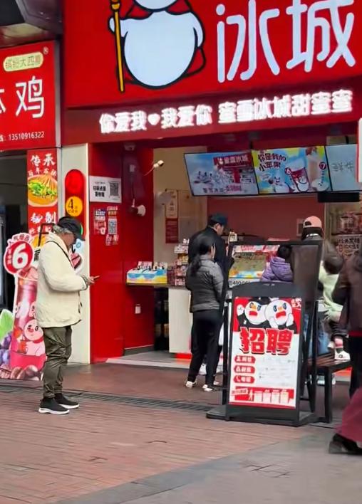 郭晶晶全家游南沙，8岁霍中妍戴眼镜像朱玲玲，5岁霍中怡像妈妈__郭晶晶全家游南沙，8岁霍中妍戴眼镜像朱玲玲，5岁霍中怡像妈妈