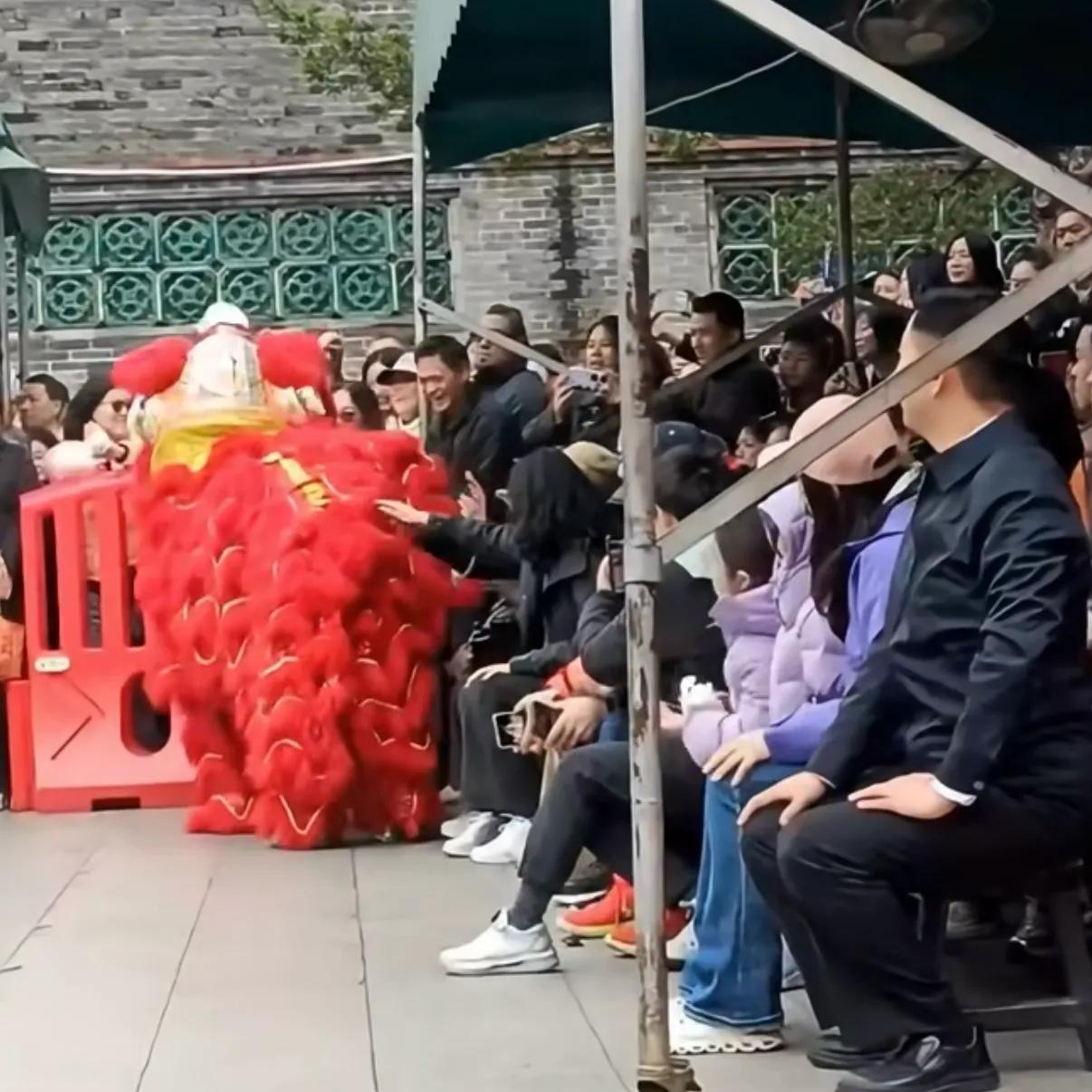 奶奶带娃和外婆带娃谁更加好_妈妈带娃和奶奶带娃_